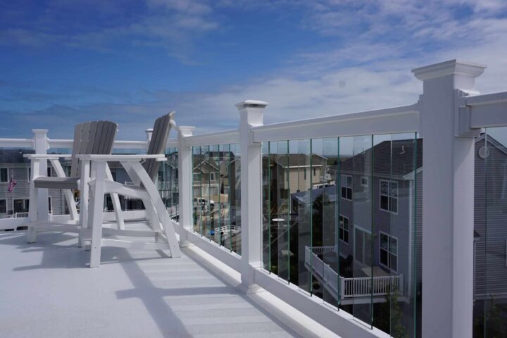 Coastal White T-Rail With Clear Glass Balusters
