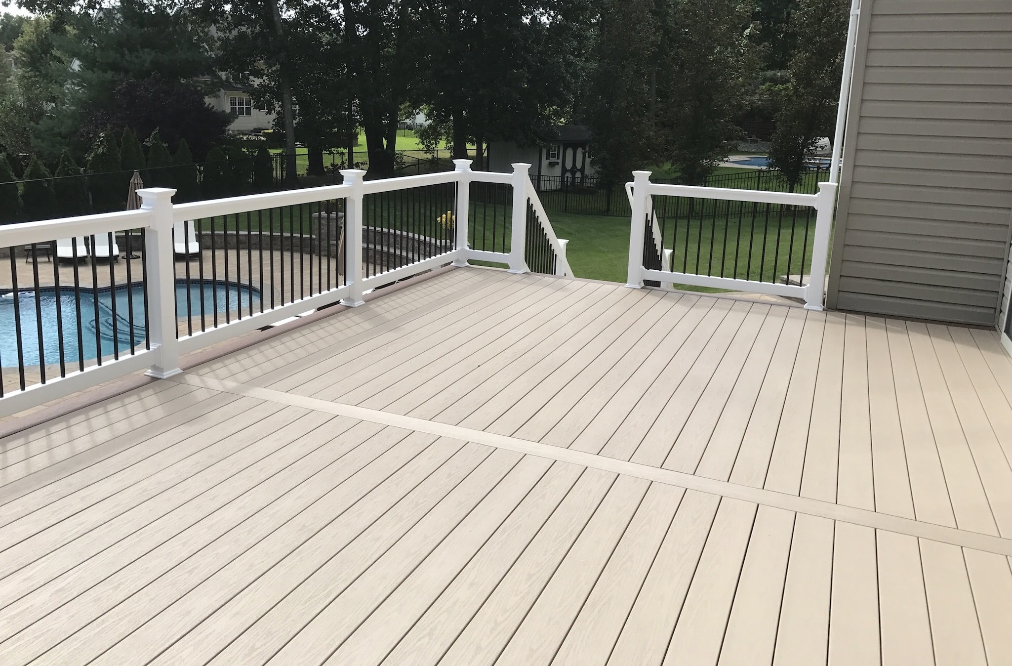 Sandcastle Deck With White-T-Rail and Black Spindles